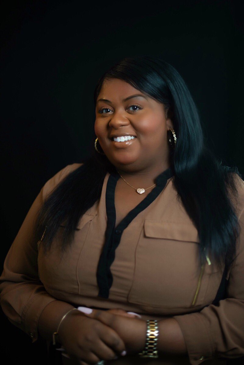 Other_QueenB's tweet photo. 😫 I’ll never judge a model! I can’t get over how awkward I am in my work headshots 😂 #whatToDoWithMyHands https://t.co/8yDTul4f2g