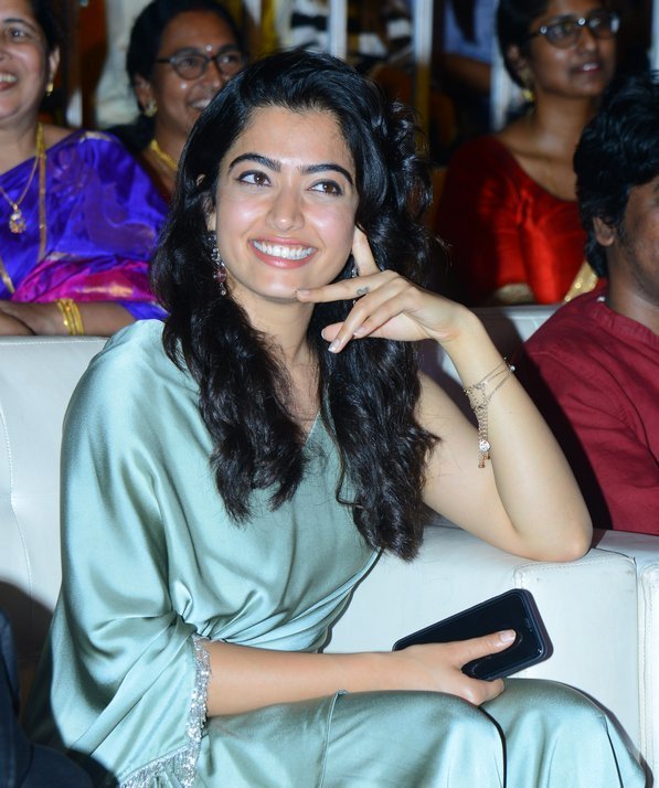 RashmikaKFC's tweet photo. @iamRashmika Pics From Yesterday's #DearComradeprereleaseevent In Vizag😍

#RashmikaMandanna ❤❤
#RashmikaKFC https://t.co/4E3Dyn8MhV