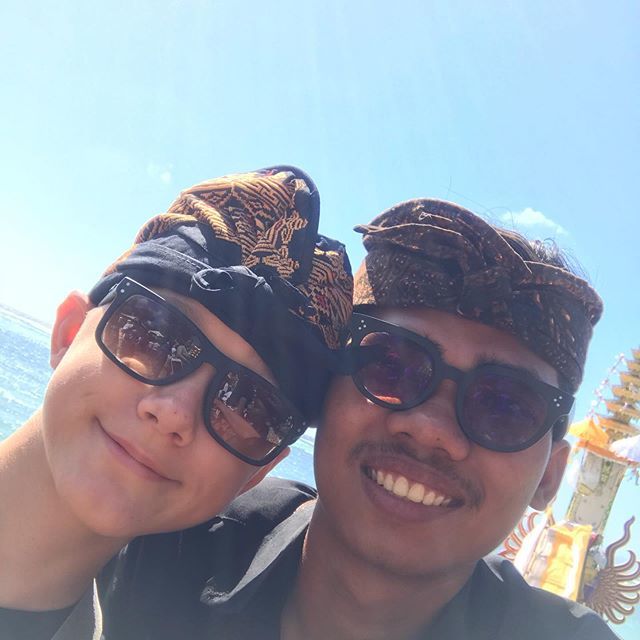 YvesStraten's tweet photo. Just a selfie with a friend... #passionpassport #travel #traveler #travelphotography #adventure #adventurer #voyage #voyager #friend #ceremony #ngaben #wow #bali #indonesia https://t.co/BnU0BWdwfg https://t.co/McYMAwP26c