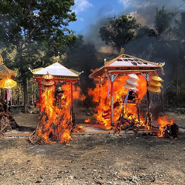 YvesStraten's tweet photo. The fire 🔥... #passionpassport #travel #traveler #travelphotography #adventure #adventurer #voyage #voyager #fire #spiritual #ceremony #ngaben #wow #bali #indonesia https://t.co/7mdzkHlR4k https://t.co/fRTzbtWXdD