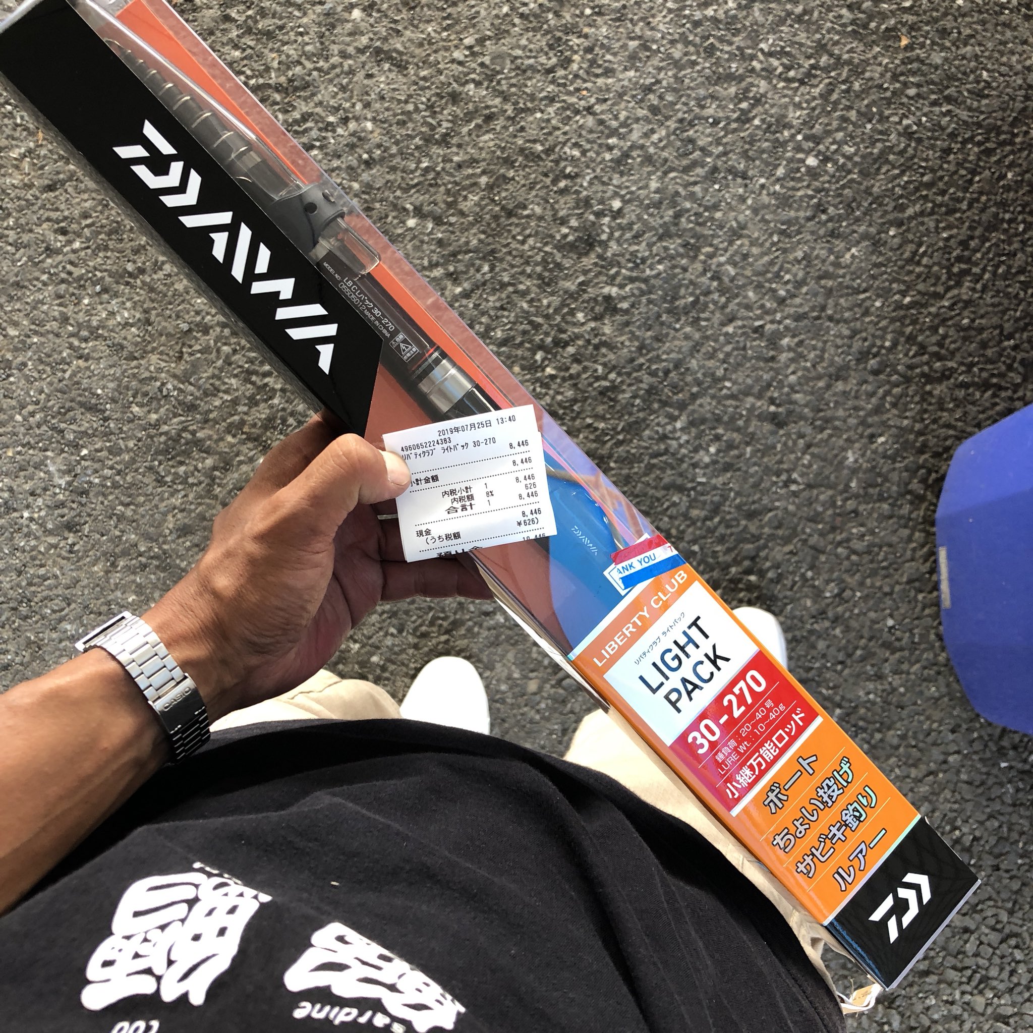 تويتر サビキーノ斉藤 魚釣り編 على تويتر 19年7月25日 木 13時40分 某釣具屋で Daiwa リバティクラブ ライトパック30 270 を購入 勇者よ これとまったく同じ竿が折れたのか ならば 再び受け取るがよい 値段は約8 500円 税込 リュックに