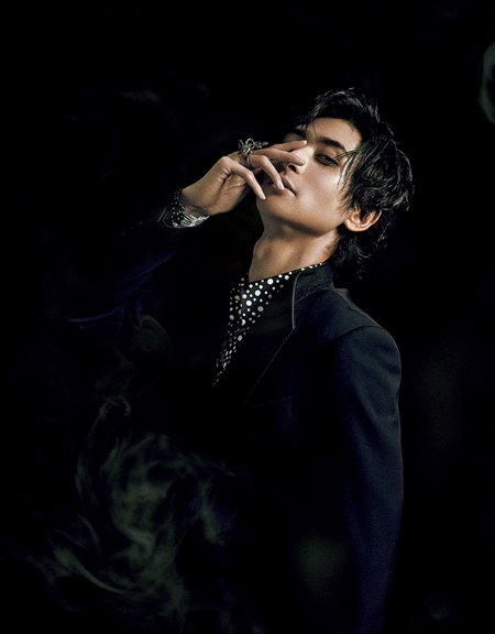 fashionjp's tweet photo. 【アクセスランキングNo.1】『装苑』9月号の特集は「絶対衣装。」ミュージカル 『エリザベート』、トートからのインスパイア 古川雄大が着る、黒のモード/ミュージカル界で最も注目される俳優、古川さんが初登場！何度も出演作の衣装を手がけている生澤美子さんとの対談も実現
https://t.co/IRin4NF8Jc https://t.co/sTLsgl7t8p