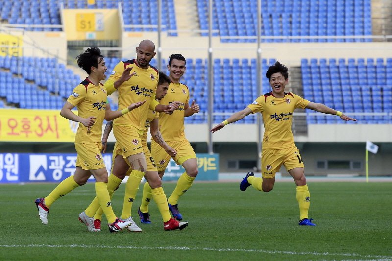 │쓴 보약 마신 광주FC, 무패 내공을 증명하라│

전화위복. 리그 단독 1위 광주FC가
K리그2 최다무패 신기록을 써낸 내공을
수원FC와의 홈경기에서 증명합니다!

📄기사보기 : bitly.kr/iAOedI

🆚 광주FC vs 수원FC
🗓 7월 27일 (토) 오후 8시
⚽ 광주 월드컵경기장

#광주 #광주FC