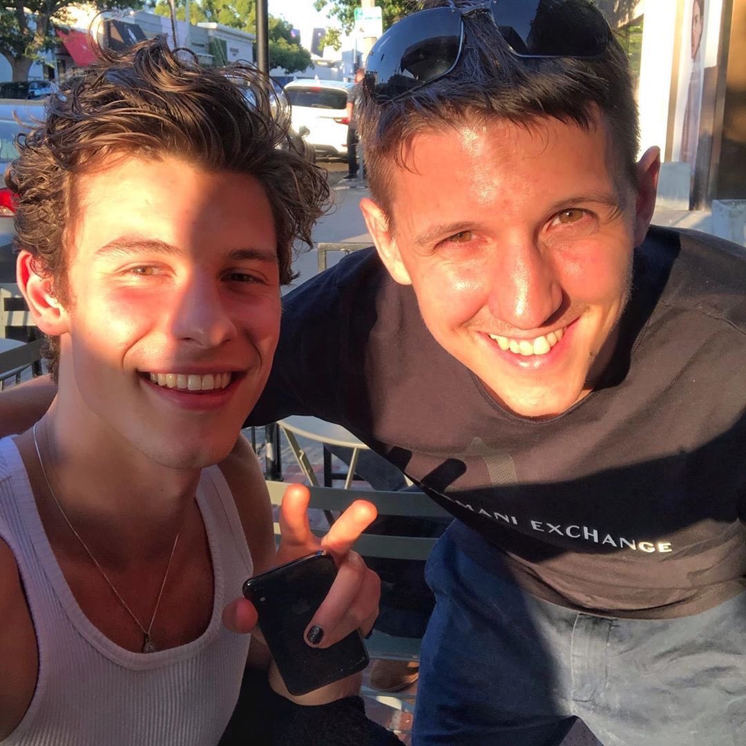 TrackingSM's tweet photo. Shawn with a fan the other week in LA! He looks so cute ❤️ https://t.co/FnWaaTJHC1