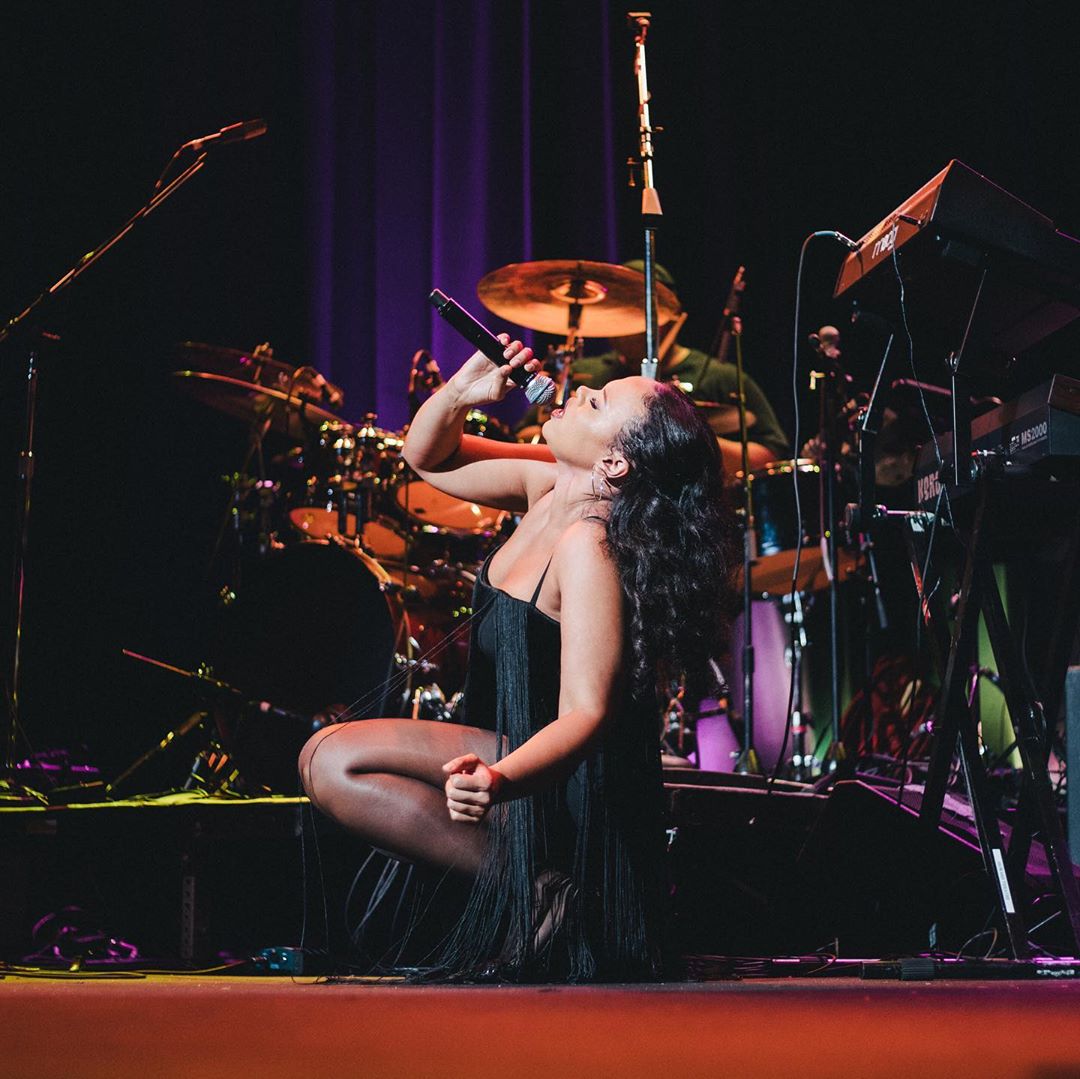 2DopeBoyz's tweet image. With her #Ellevation out now, @ellevarner drops off a video for "Kinda Love." 2dope.bz/2LEtnbB