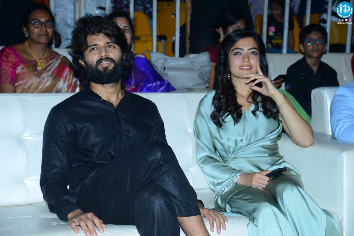 iDreamMedia's tweet photo. Pics from #DearComrade Pre Release Event!!

@TheDeverakonda @iamRashmika @bharatkamma @justin_tunes

#DearComradePreReleaseEvent #DearComradeOnJuly26th #iDreamMedia 

Subscribe to https://t.co/dOHgmd4Ghp https://t.co/JbBzlkkPmC