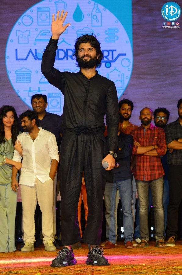iDreamMedia's tweet photo. Pics from #DearComrade Pre Release Event!!

@TheDeverakonda @iamRashmika @bharatkamma @justin_tunes

#DearComradePreReleaseEvent #DearComradeOnJuly26th #iDreamMedia 

Subscribe to https://t.co/dOHgmd4Ghp https://t.co/JbBzlkkPmC