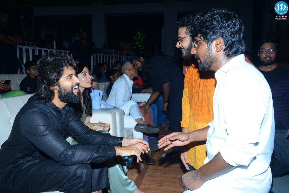 iDreamMedia's tweet photo. Few More...

@TheDeverakonda @iamRashmika @bharatkamma @justin_tunes

#DearComradePreReleaseEvent #DearComradeOnJuly26th #iDreamMedia 

Subscribe to https://t.co/dOHgmd4Ghp https://t.co/j0ZcCKe5Zp