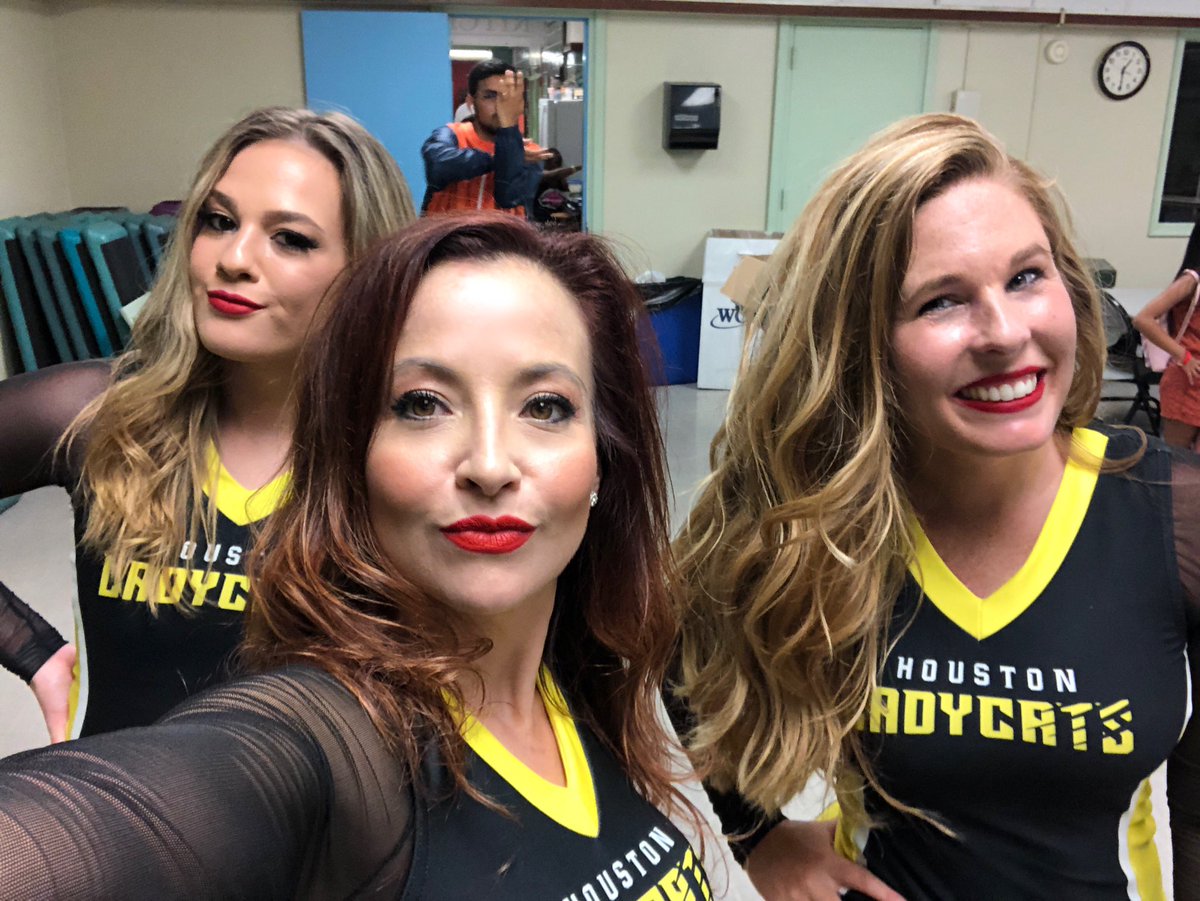 LadyCatMeli's tweet photo. Fun performance tonight for @NEXPROLEAGUE 🏀 #procheer #prodance 👯‍♀️💃🧚‍♀️ https://t.co/H3G7rInoaE