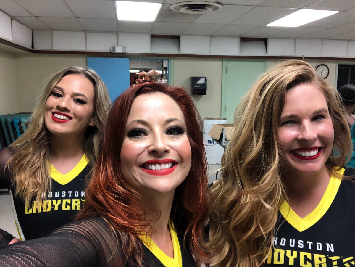 LadyCatMeli's tweet photo. Fun performance tonight for @NEXPROLEAGUE 🏀 #procheer #prodance 👯‍♀️💃🧚‍♀️ https://t.co/H3G7rInoaE
