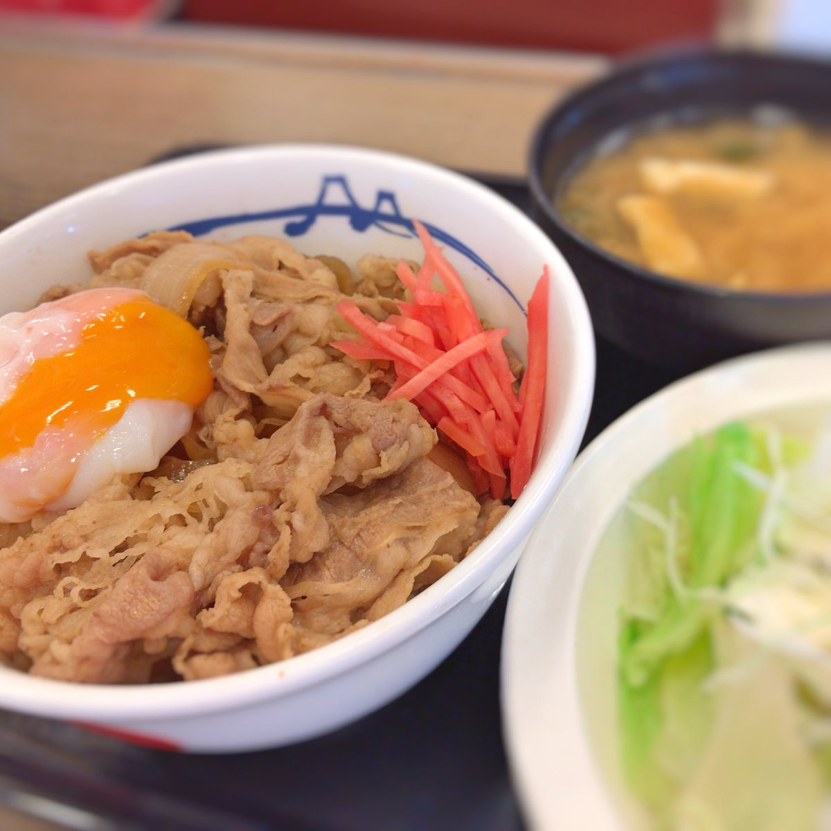 公式 松屋 今年は丑年 松屋55周年 على تويتر 今日はちょっとムシ暑い ので サクッと プレミアム牛めし に半熟玉子と生野菜のセット プレミアム牛めしは 熟成チルド牛肉を使用しているから柔らかさが違う 食べればわかるさ 熟成チルド牛肉使用 松屋の