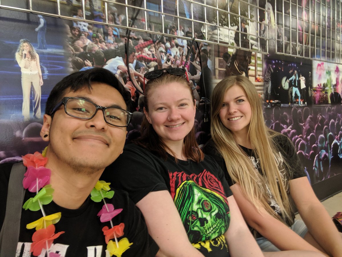 VeganTitties's tweet photo. #DisruptFest was pretty awesome! I DIDN'T get sunburnt!! How fucking wild is that?!? I applied thick ass sunscreen like every hour and a half until it got dark 😂 here's our surprisingly photogenic faces and a picture of @WeAreTheUsed https://t.co/yfAG2aYHpK