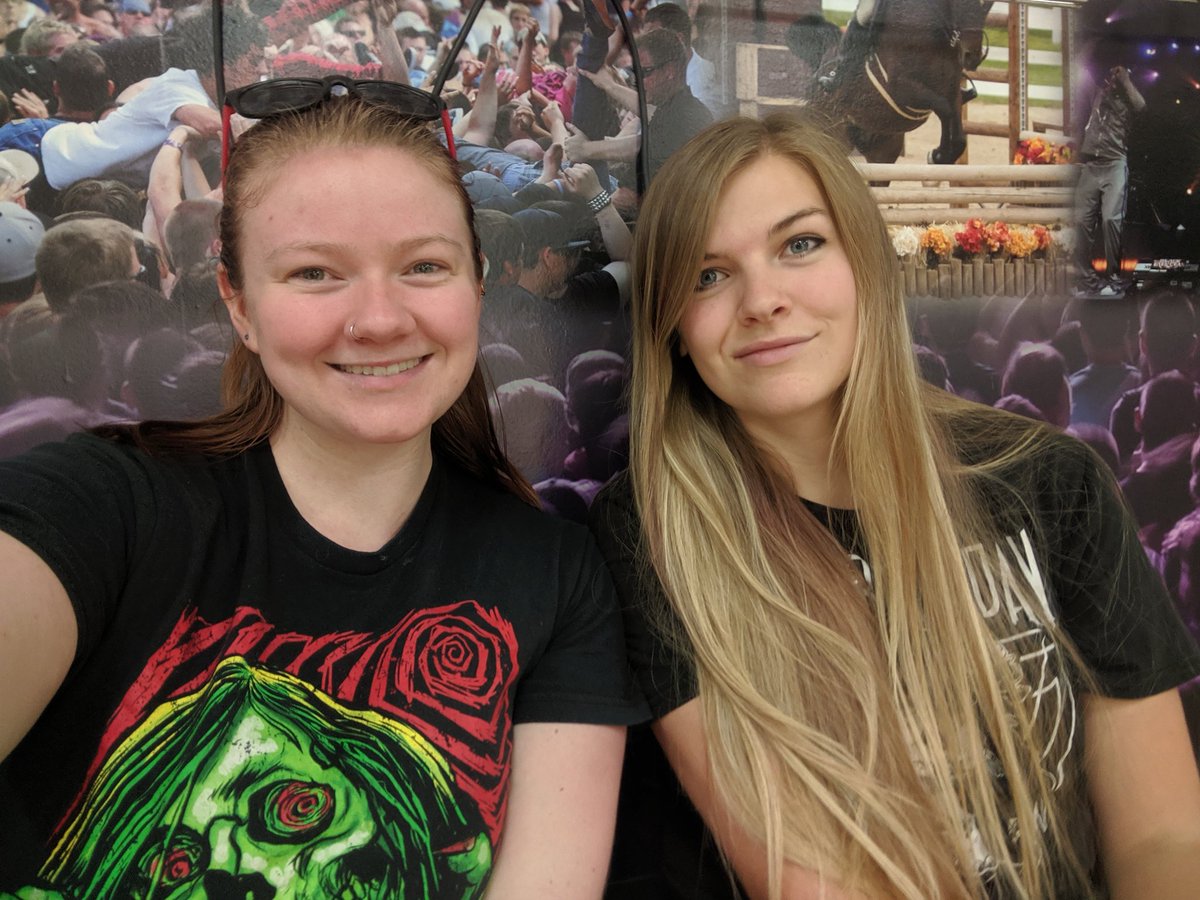 VeganTitties's tweet photo. #DisruptFest was pretty awesome! I DIDN'T get sunburnt!! How fucking wild is that?!? I applied thick ass sunscreen like every hour and a half until it got dark 😂 here's our surprisingly photogenic faces and a picture of @WeAreTheUsed https://t.co/yfAG2aYHpK