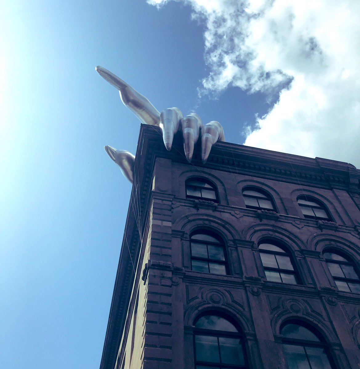 io_helene's tweet photo. Un peu plus près du ☀️
@phicentre
_
#montreal #city #canada #phicenter #installation #fingers #sky #summer #cool #art #contemporaryart #phi #soleil https://t.co/iUBiyhJotc