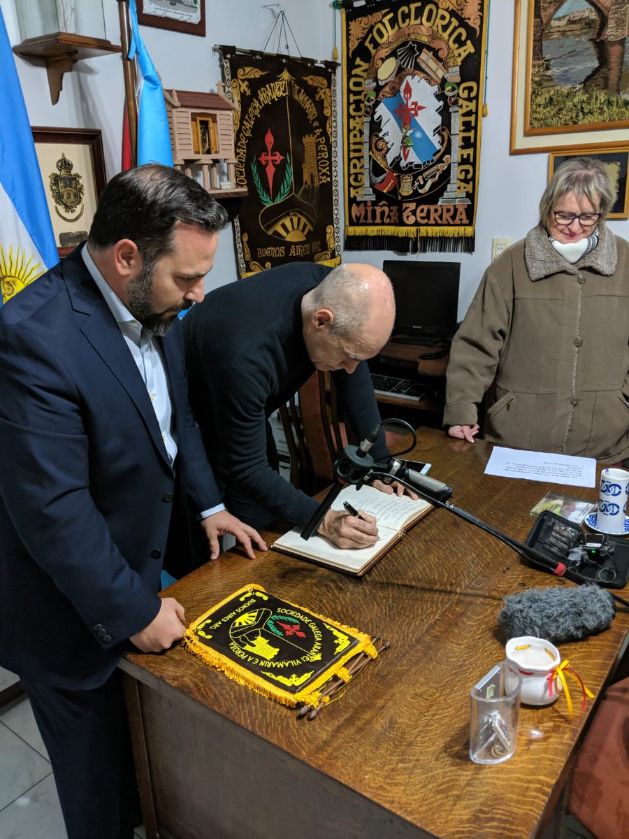 SociedadeAVP's tweet photo. El Jefe de Gobierno de la Ciudad de Buenos Aires, Horacio Rodríguez Larreta visita nuestra casa y se reúne con vecinos del Barrio de Balvanera.

#balvanera #vecinos #caba https://t.co/YlOx3QxNI3