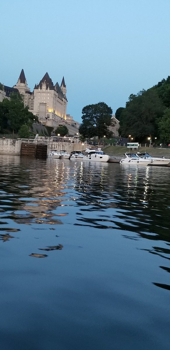 Guy_Theriault's tweet photo. Gorgeous evening in #MyOttawa with the @fairmontlaurier and #OttawaLocks @RideauCanalNHS where boats are waiting for the first unbound lockage in the morning. https://t.co/Cm54z6KwoN