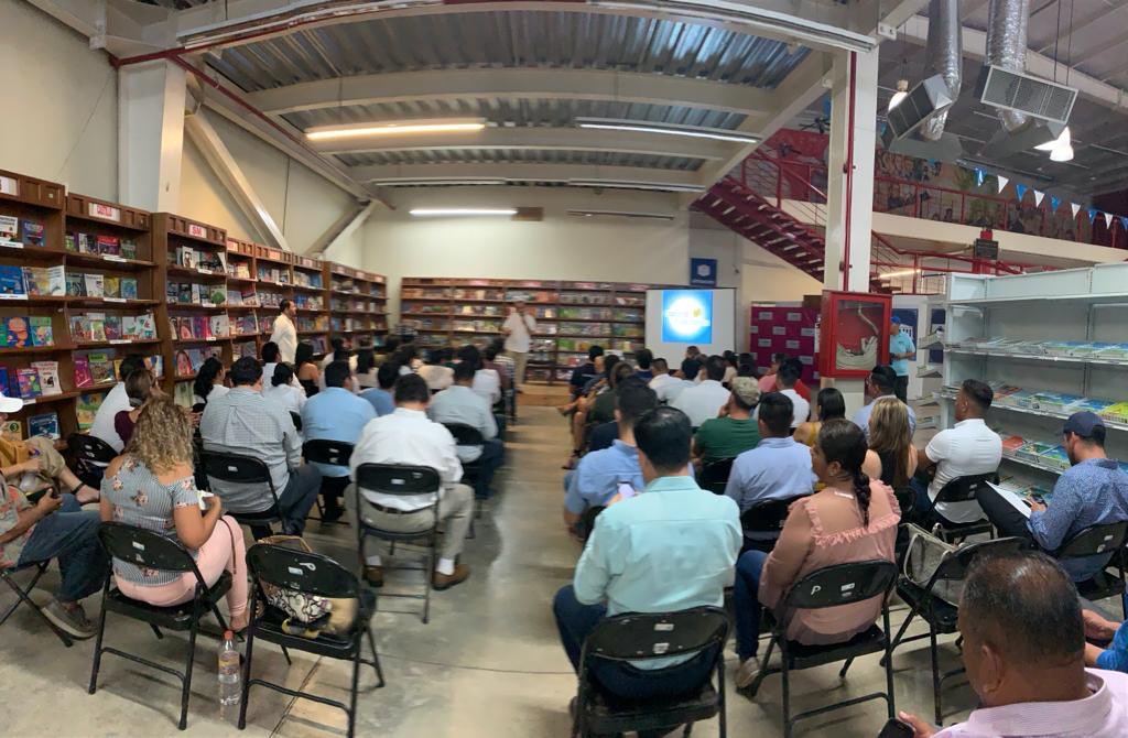 AldeaLegal's tweet photo. Joaquín Salgado, Director de #EspaciosPublicitarios en #ElPartenon impartiendo una conferencia para jóvenes #Emprendedores
#AldeaLegal
#Emprendedores #Impulsando #Emprendedores https://t.co/XZFs4M481x