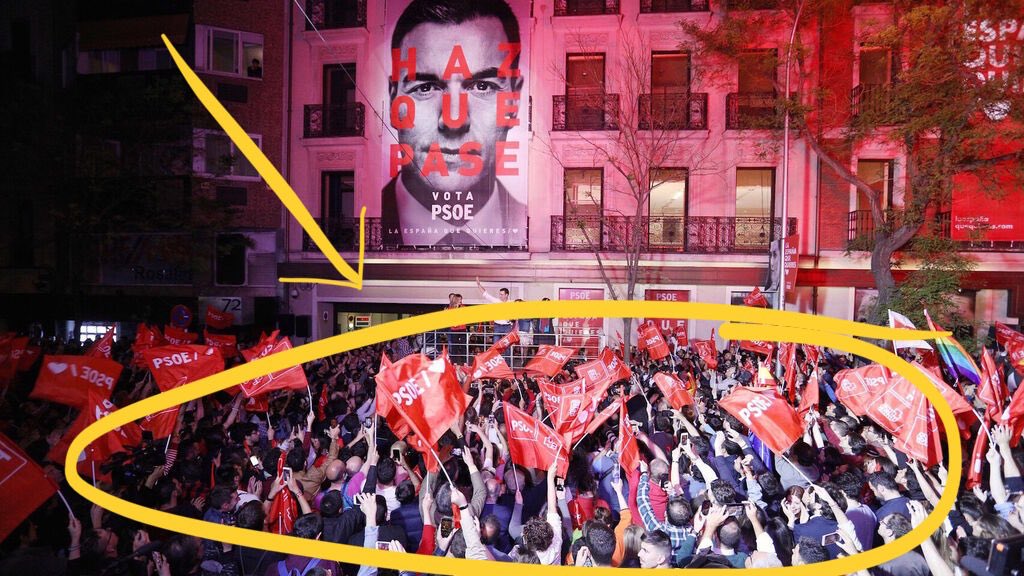 signoresalieri's tweet photo. Busco a alguna de las personas que gritó "Con Rivera no" o "Sí se puede" aquella noche en Ferraz

Que cuente si se siente o no engañada, si volvería a votar al PSOE... lo que quiera

RT para que Twitter haga su magia. Es que no se les ha vuelto a ver, me preocupan. Adjunto foto. https://t.co/UJQgR7A1Yl
