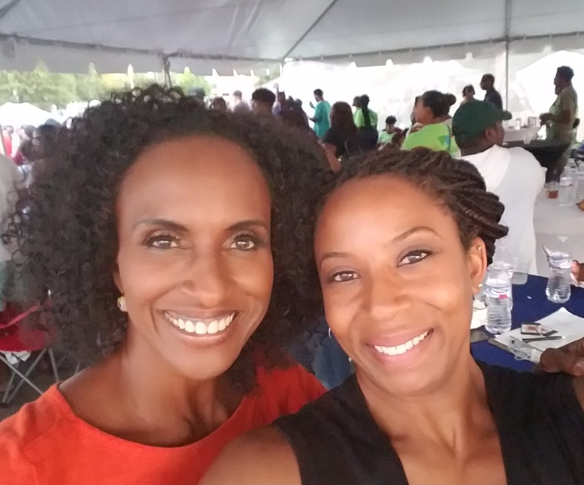 dcherry1215's tweet photo. Had no idea this beautiful Queen was celebrating a work anniversary when I said hello. I let her know and you...@PortiaFOX5 has blessings upon her and sincere spirit that comes across the screen.
@Crimson_Comm #realpeople #Queens #BlackGirlMagic https://t.co/Eprhv04aaU