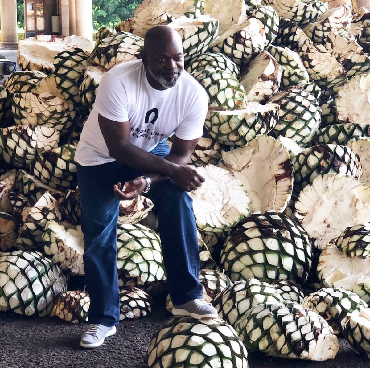 EmmittSmith22's tweet photo. When @HerraduraTeq is on your mind... 😏 hope everyone is enjoying #NationalTequilaDay as much as me!! Be sure to enjoy responsibly and shop my new #22 Herradura Double Barrel Resposado 🙌🏾 Shop @ these locations. https://t.co/zHQjJE6txe