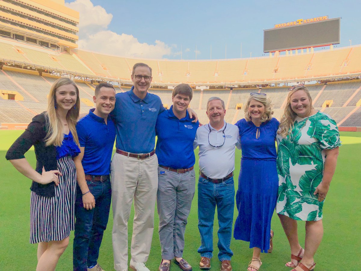 jilliannerenee's tweet image. We spread a little Big Blue Cheer on Rocky Top this week! Tennessee, you were a wonderful host for @APSEC19! Great to see so many SEC friends and colleagues! #APSEC19 💙🧡