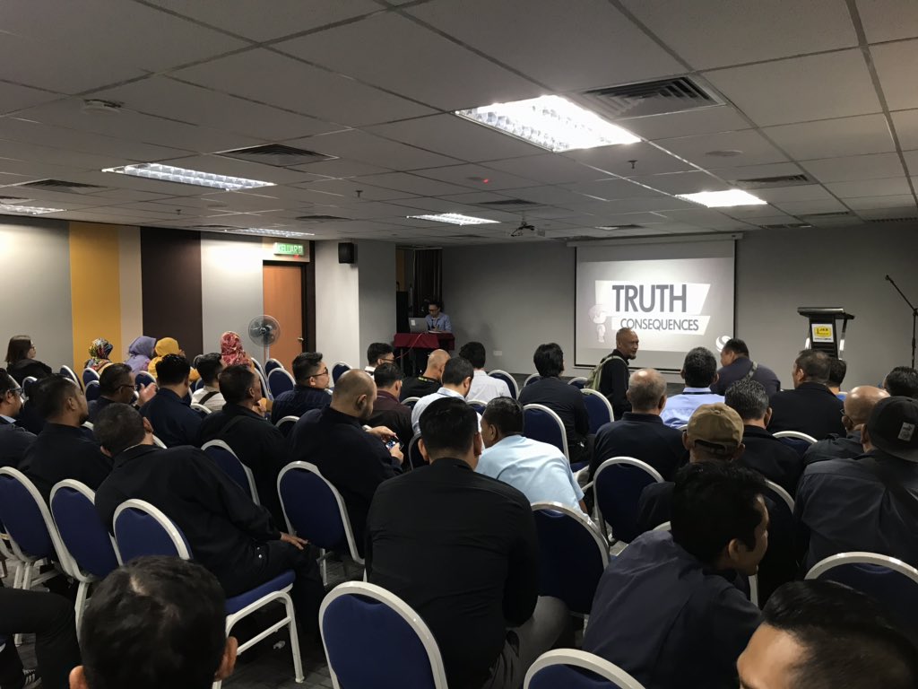 JKRKualaLumpur's tweet photo. 25 Julai 2019 : Satu taklimat umum daripada Bahagian Bangunan 1 @JKRKualaLumpur yang bertajuk Integriti Dalam Perkhidmatan Awam oleh En.Nurazree Bin Abdul Aziz.
@JkrklWp
@azmihamid73
#TogetherWeDeliver
#SayangiMalaysiaku
#WorkAsAFamily https://t.co/DhpwYsVsfR