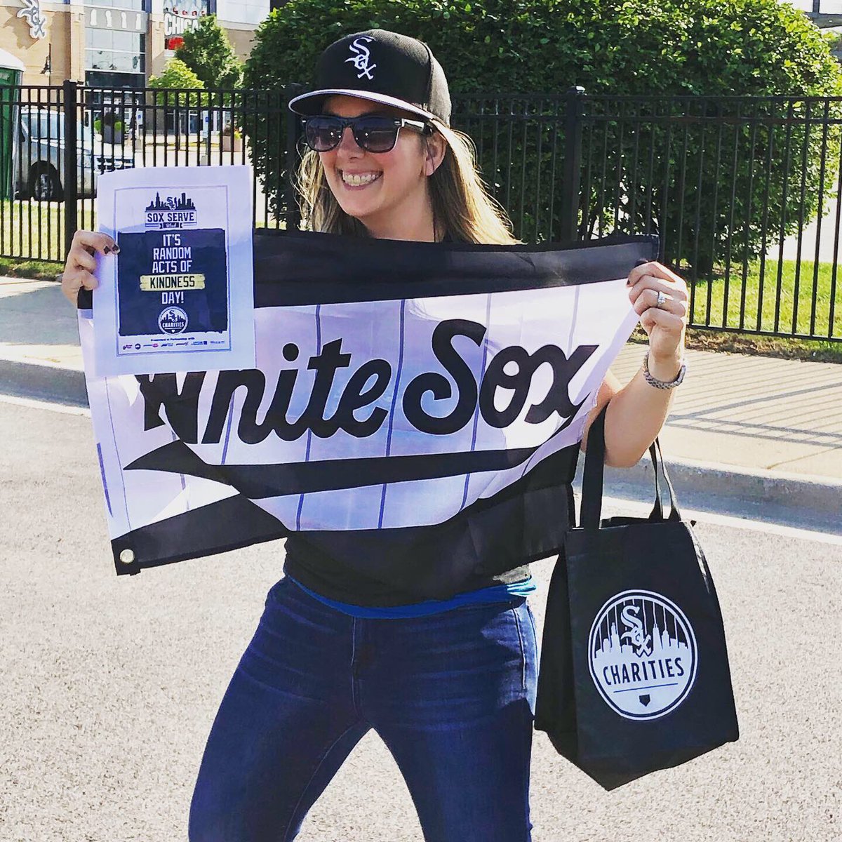 kellyanneohde's tweet photo. ⚾️ Fun Times at #SoxServeWeek #Autism 🧩 Inclusion Night benefiting @autismspeaks @AutismSpeaksCHI! Also spreading #RandomActsofKindness for @soxcharities @whitesox! ❤️#soxserve #whitesox #soxgameday #autism #randomactsofkindness https://t.co/IQ90W9jSGo