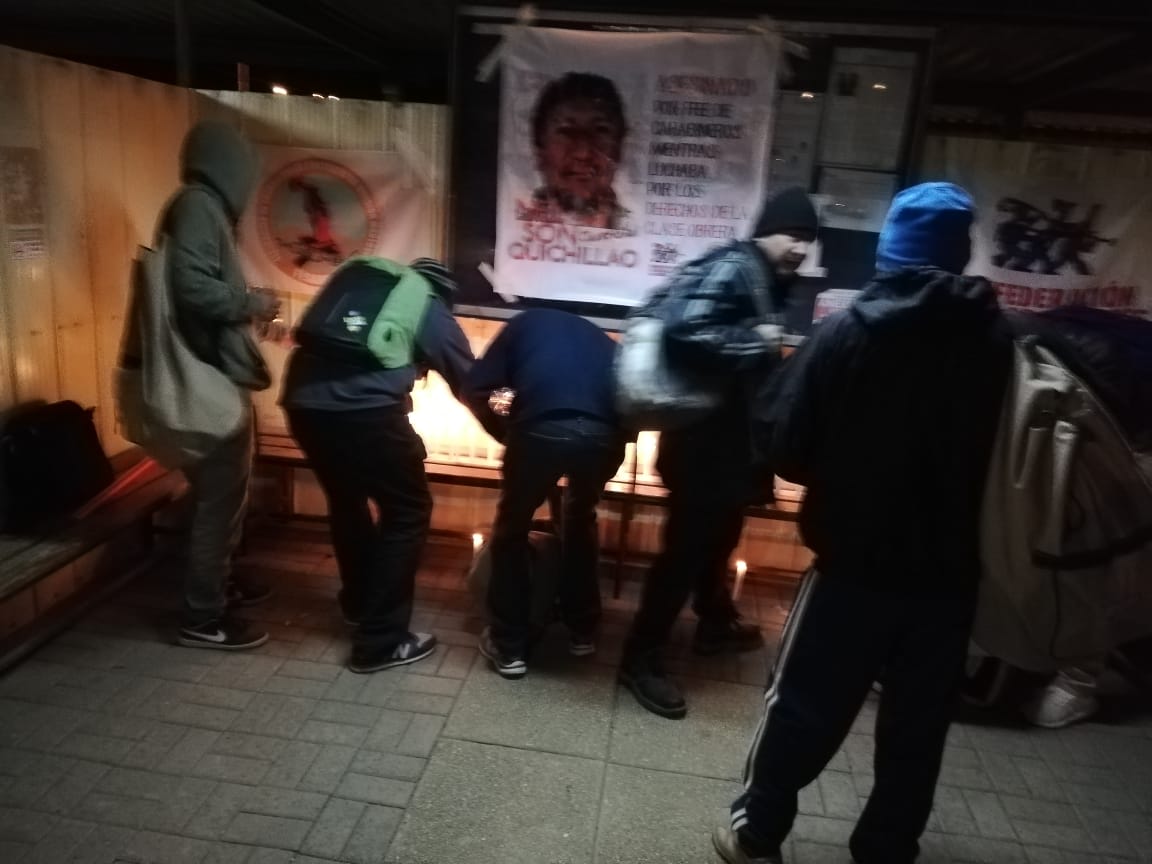 ConfeCobre's tweet photo. Hoy, en la Garita de la faena en #MantoVerde, la Federación de Trabajadores Contratistas MantoVerde #FESAMAV realizó una velatón en memoria de nuestro compañero #NelsonQuichillao. A cuatro años de su asesinato, no olvidamos y seguimos en la búsqueda de verdad y justicia! https://t.co/ZiiFv5YuyT