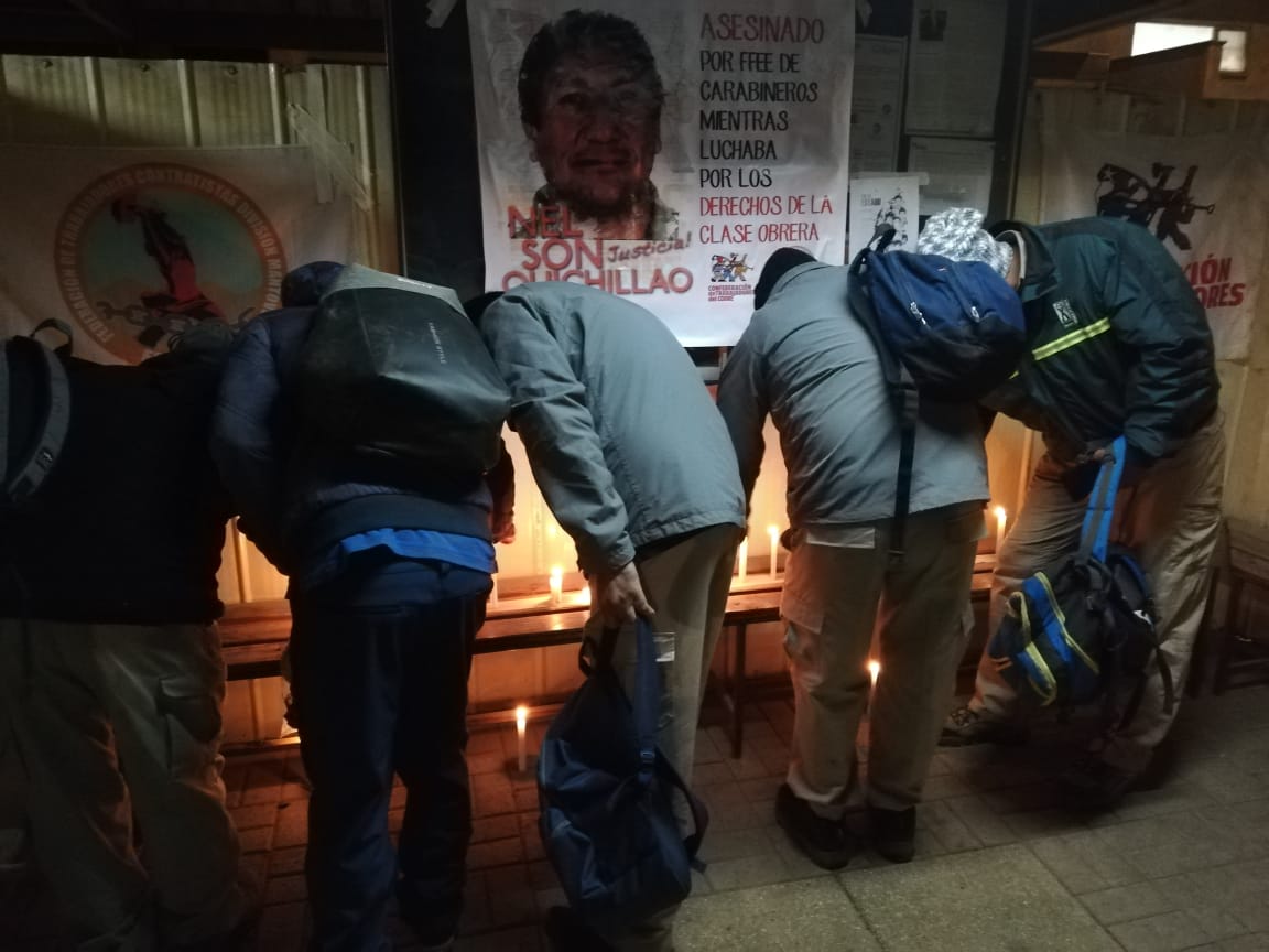 ConfeCobre's tweet photo. Hoy, en la Garita de la faena en #MantoVerde, la Federación de Trabajadores Contratistas MantoVerde #FESAMAV realizó una velatón en memoria de nuestro compañero #NelsonQuichillao. A cuatro años de su asesinato, no olvidamos y seguimos en la búsqueda de verdad y justicia! https://t.co/ZiiFv5YuyT