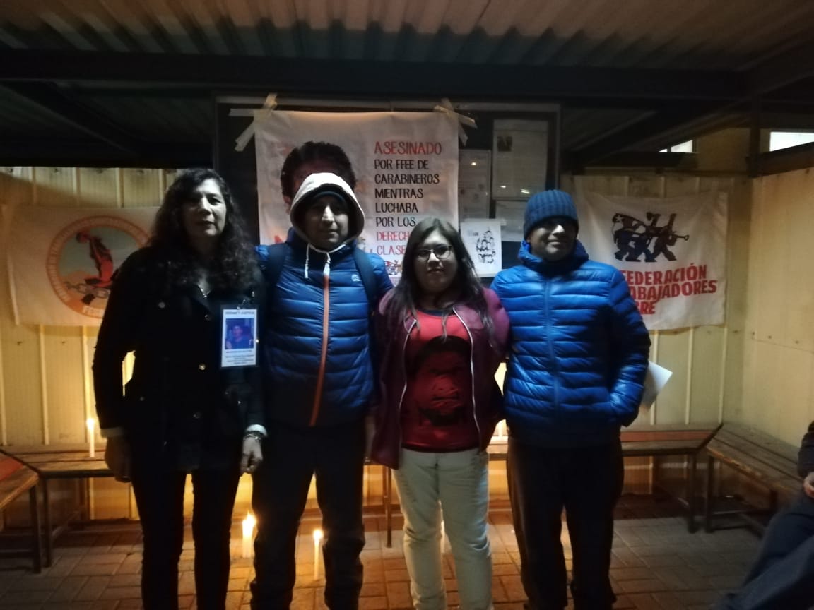 ConfeCobre's tweet photo. Hoy, en la Garita de la faena en #MantoVerde, la Federación de Trabajadores Contratistas MantoVerde #FESAMAV realizó una velatón en memoria de nuestro compañero #NelsonQuichillao. A cuatro años de su asesinato, no olvidamos y seguimos en la búsqueda de verdad y justicia! https://t.co/ZiiFv5YuyT