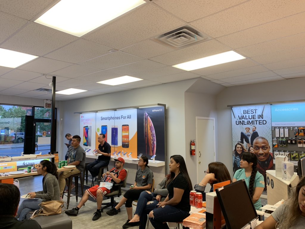 Late night training at Master Wireless 7004 N. Clark St #BoostNation #backtoschool #boostmobile #addaline <a href="/SPG_Tonya/">Tonya Lewis</a> @eSecSana @JayMiglionico @Dk1team1dream <a href="/uhm_juna/">Juna Uhm</a> @GoJoeDubbsSPG