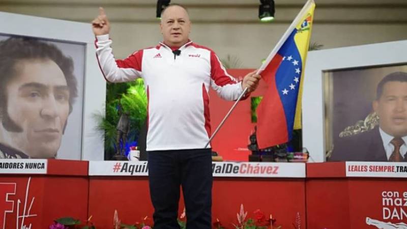ConElMazoDando's tweet photo. Cabello: Nuestros suelos, nuestros cielos, nuestras aguas se respetan y las haremos respetar https://t.co/cYJkMtu1qV #ConBolivarYChavezVenceremos #ConBolivarYChavezVenceremos https://t.co/NR10kJDZ7i