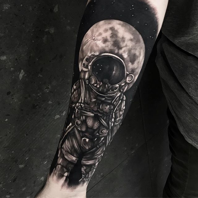 TridenteInk's tweet photo. Spaceman 🌑 
En @tridente_ink ✨ 
Support @evident_company ✨ #astronaut #tattoo #ink #inked #tattoo #realism #blackandgrey #moon #marvinmalektattoo #tridentetattoostudio #tattooshop #tattooink #tattoostyle #tattoodo https://t.co/pBboYZnlkM https://t.co/WYYCdL9QMw