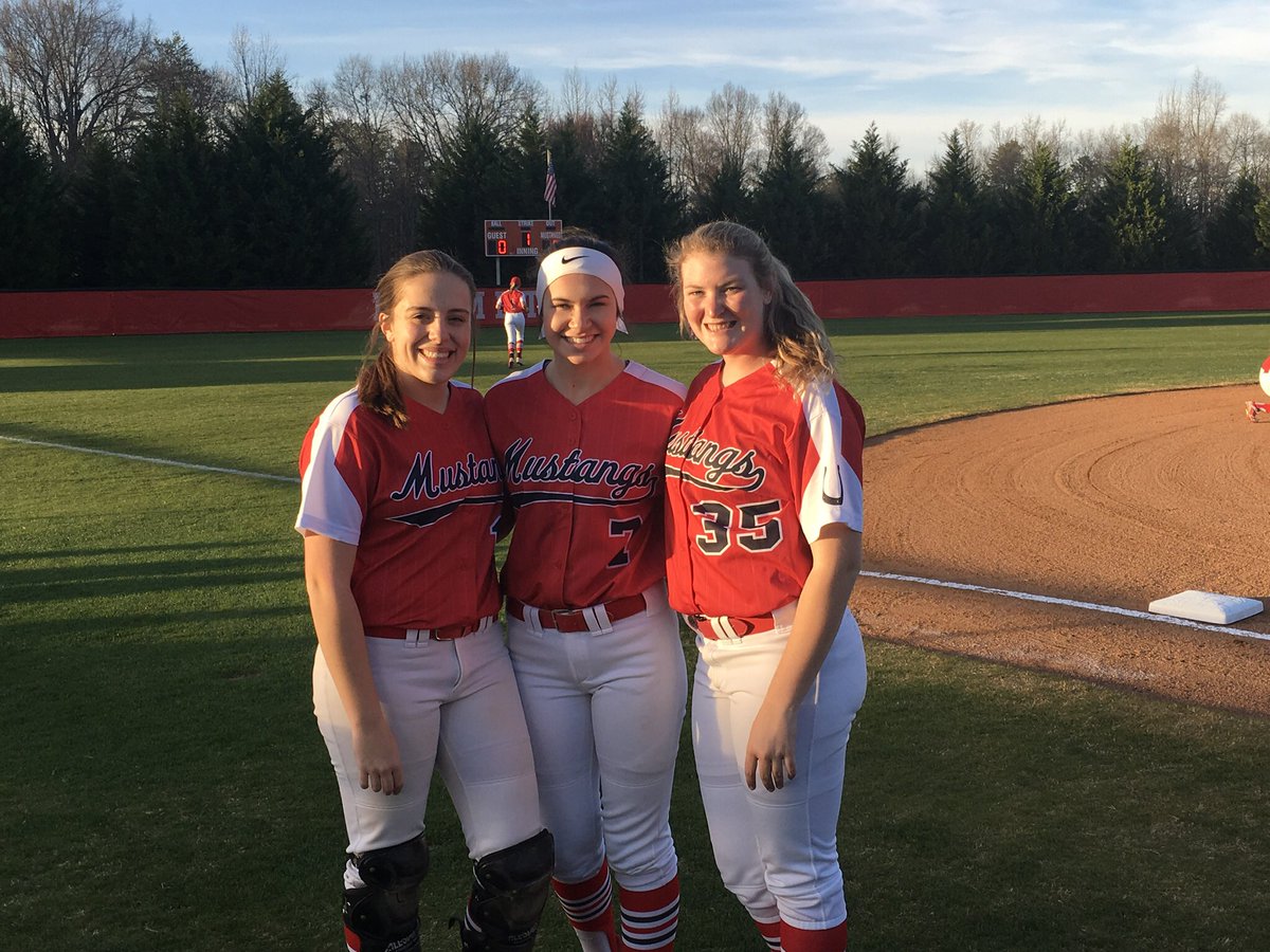PalmettoSoftba1's tweet photo. Our summer weight program is finished and so proud of these three and their commitment to get better #nosummeroff #proudcoach #brightfuturesahead https://t.co/qXKbq4uUgi