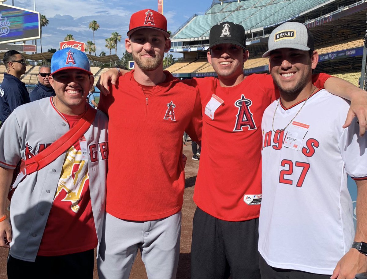 goknightsbb's tweet photo. Look who’s back in Cali! Go luck Taylor 💜⚔️⚾️🖤 @jayj_uselton @Warrdyboy7 @SethUselton https://t.co/C6J914Hn24