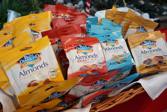 USDAJapan's tweet photo. Roasted #CAGrown #almonds and #walnuts made for a #healthy #GrabAndGo #snack at #July4inTokyo! @almondboard @BlueDiamond @CaWalnuts @kurumi_fan #CaliforniaWalnuts #SoSimpleSoGood https://t.co/yGNg9s6Nu1
