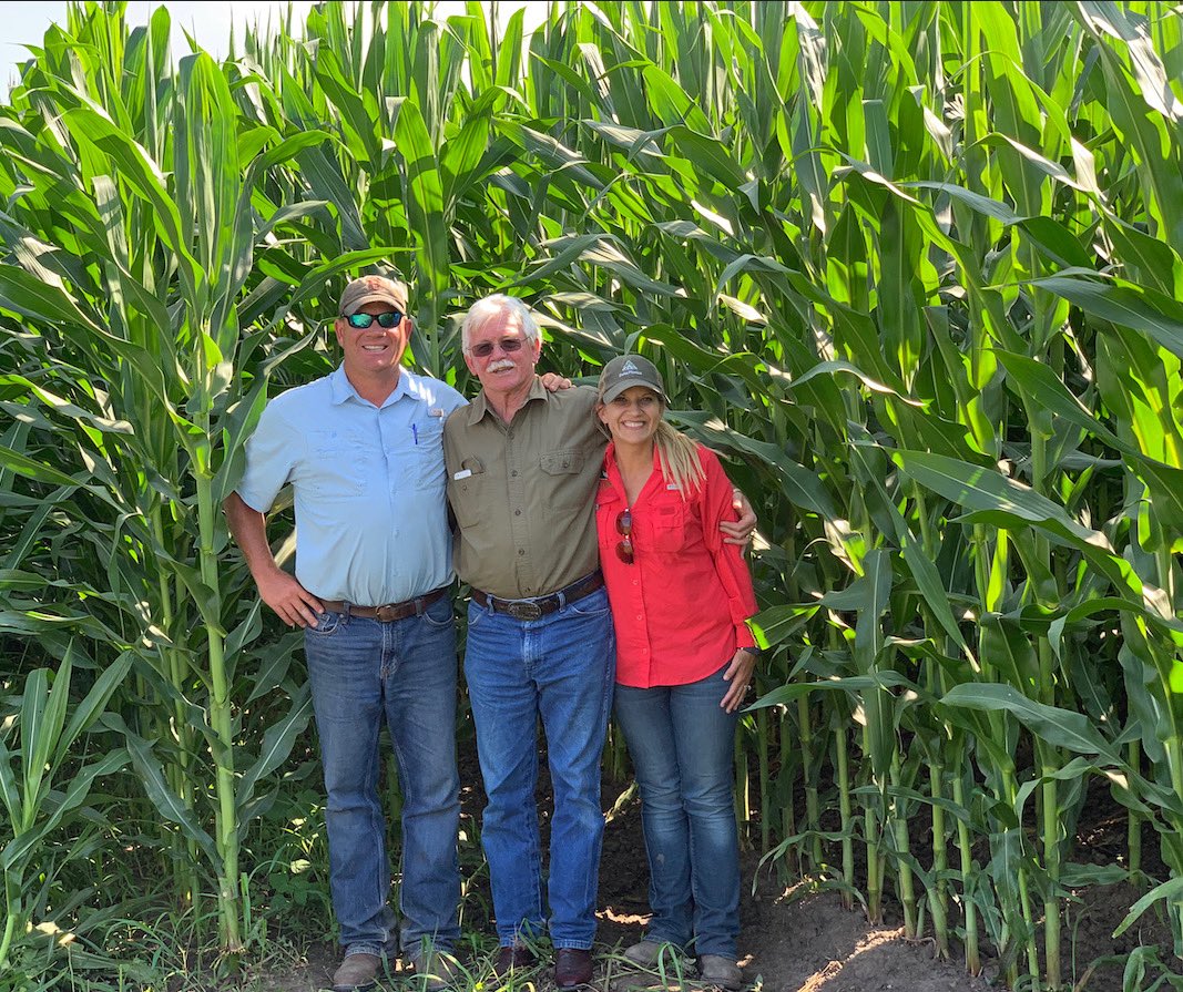 CycloneFarms's tweet photo. #soilhealth #nealkinsey #organic  awesome few days with our great friend Neal Kinsey, diving deeper into soil health and balance, organic corn root mass   Hardly fits in 5 gal bucket, zero brace roots. https://t.co/FS7WDQBVYV