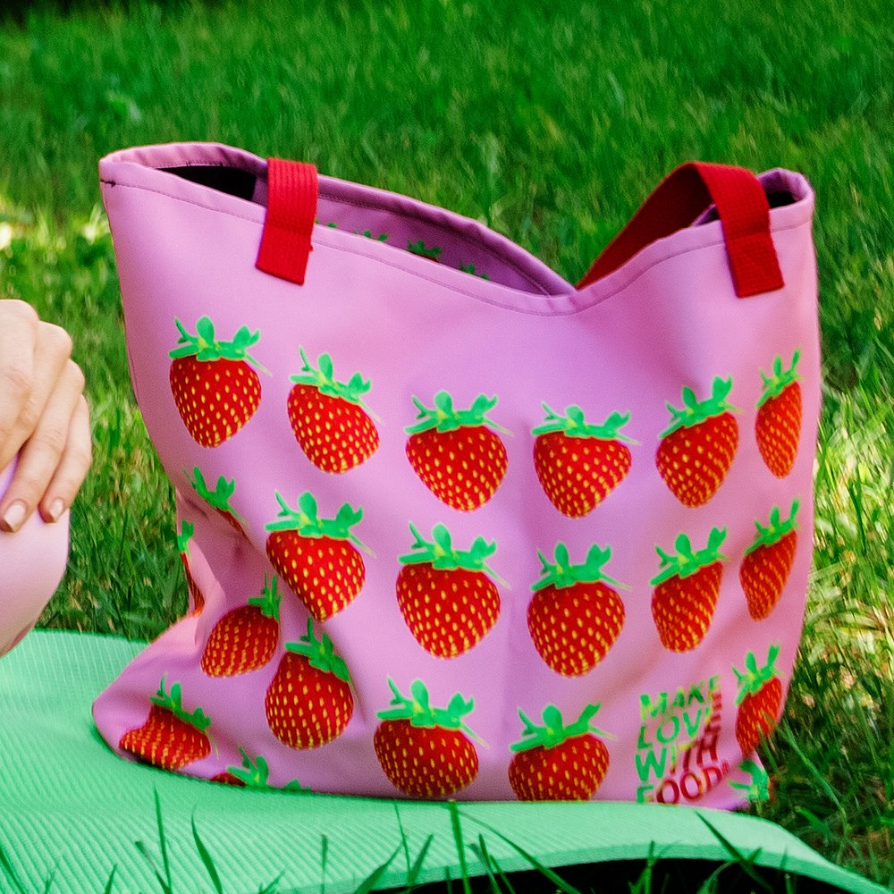 MakeLoveFood's tweet photo. How many times have you thought at the #farmersmarket, “If only I had a bigger bag for these Seascape and Gaviota strawberries?"

This 100% polyester huge tote bag is big enough to carry summer accessories or tasty produce!
https://t.co/0CntvBxNNs https://t.co/VEFhkzegj0