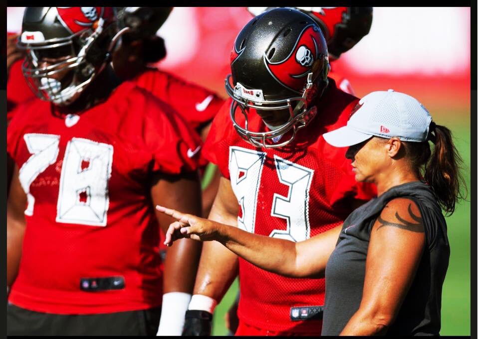 samrap10's tweet photo. We’ve been asked “how do players respond to female coaches?” countless times. 

Same answer every time... players want to learn from the best and do not care about the gender of the teacher. 

The @Buccaneers are breaking all sorts of boundaries this season.  @CoachLoLoc,  🙌🏽. https://t.co/MFhLyApWLB