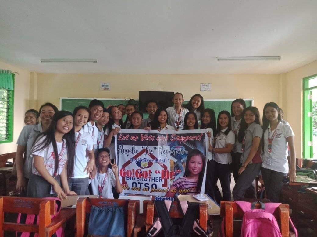 grazelle02's tweet photo. GAISYLIE WORLDWIDE FEEDING PROGRAM
ALUOAY NATIONAL HIGH SCHOOL
 SISIKAPIN NAMIN AT NI MOMMY AMY NA MADAMI KANG MAKUHANG BOTO PARA SA BIGNYT BBLIE @itsmeangelieofc  love na love ka namin at  yong family mo😍😍😍 https://t.co/1yoCd7tRpS