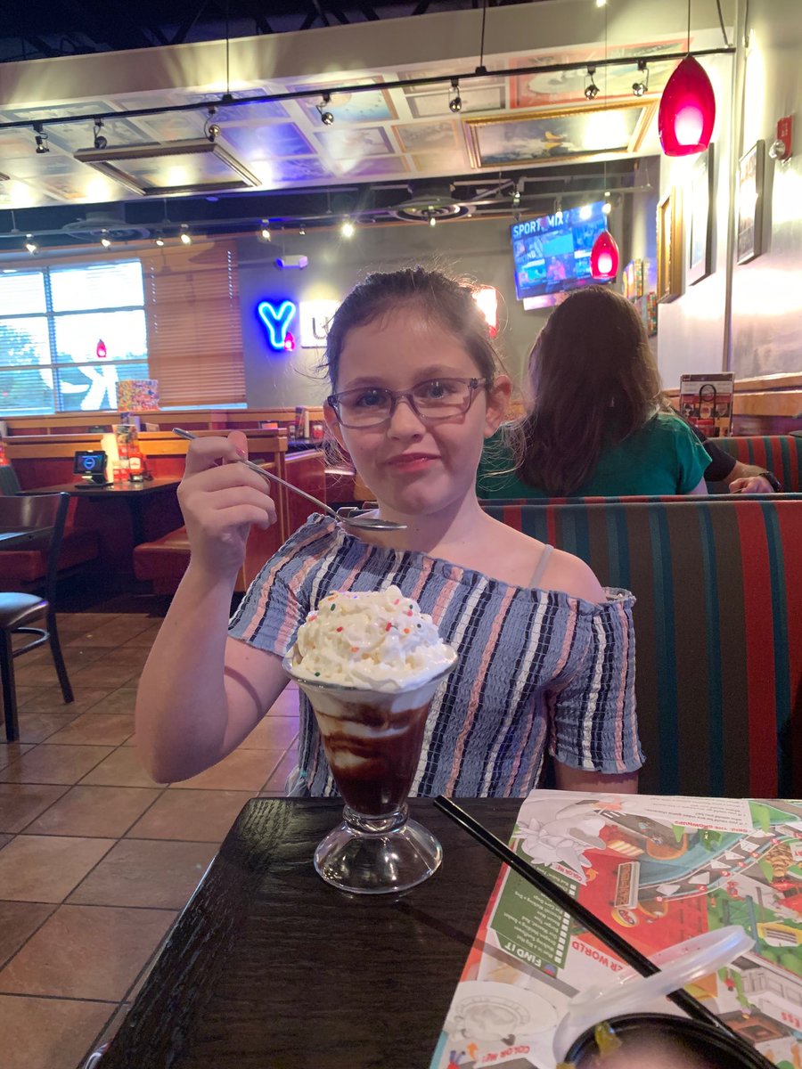 Sydsdad0727's tweet photo. Happy birthday sundae for my nine year old ⁦@redrobinburgers⁩ in ⁦@CityofWilm⁩ !!  Thanks Kelly Grace for taking great care of us tonight!! https://t.co/UpAFwiK6pa