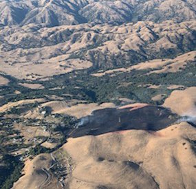 calfireSCU's tweet photo. #Sweigert[update] in the community of Spring Valley (Santa Clara County) CAL FIRE incident commander reporting forward progress of the fire has been stopped and structure threat has been mitigated.  Fire crews will remain at scene mopping up and securing the control lines. https://t.co/VX31eK41ZX