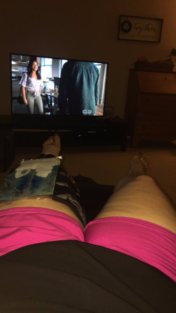 jenrenjones's tweet photo. Enjoying tonight’s #janethevirgin while icing my leg. #quadsurgery #passthetime https://t.co/brfEffAAbG