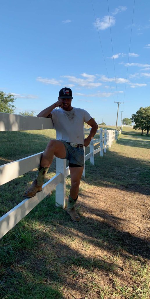 levi_colton's tweet photo. I’m here to party and weld some pipe!
#FFWP https://t.co/1NTQ4N79Sn