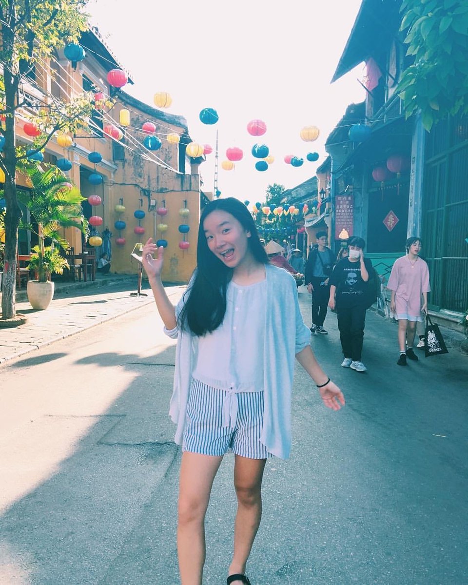 Anhttrann1's tweet photo. i promise both of my legs are tanned in person. #summerprobs https://t.co/34rLcxi8E7