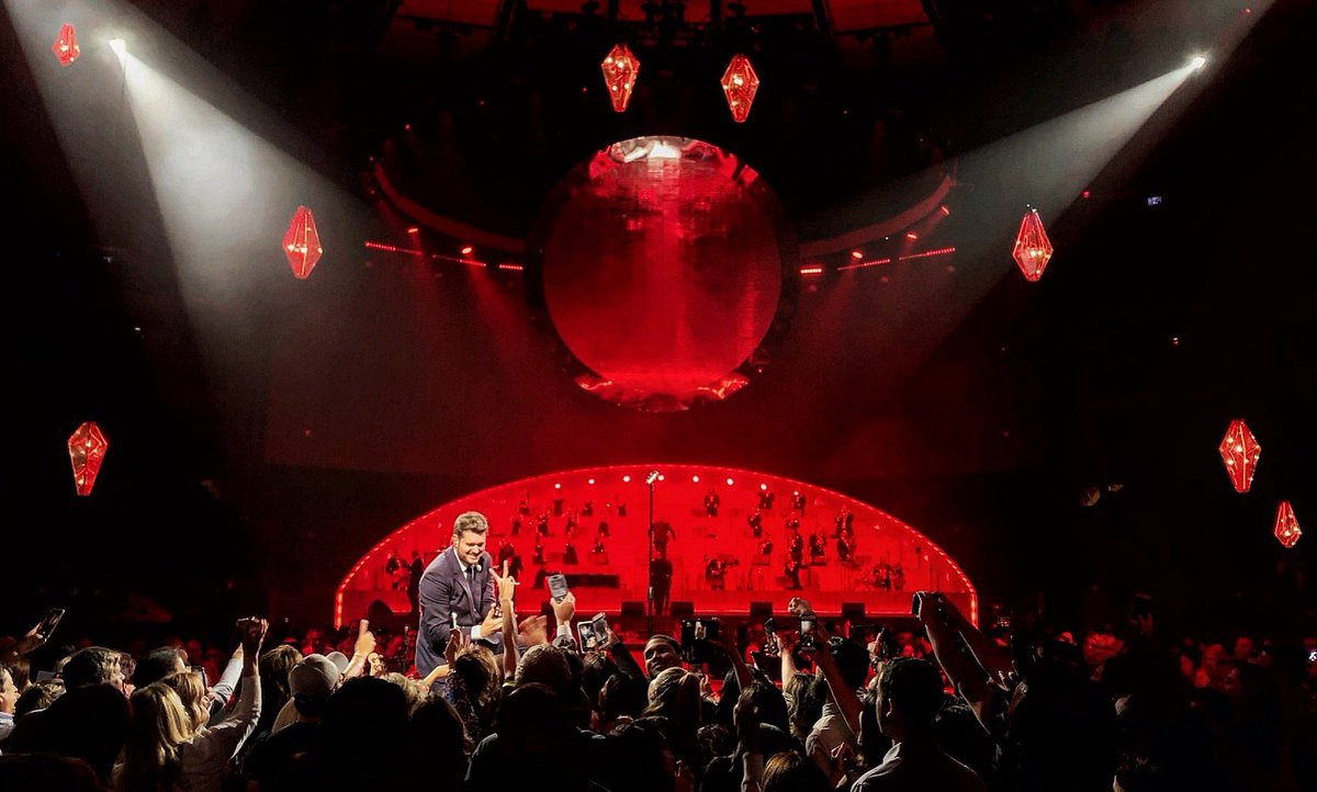 MichaelBuble's tweet photo. What a night in the Big Apple! #MBWorldTour https://t.co/pGZrbotQz0