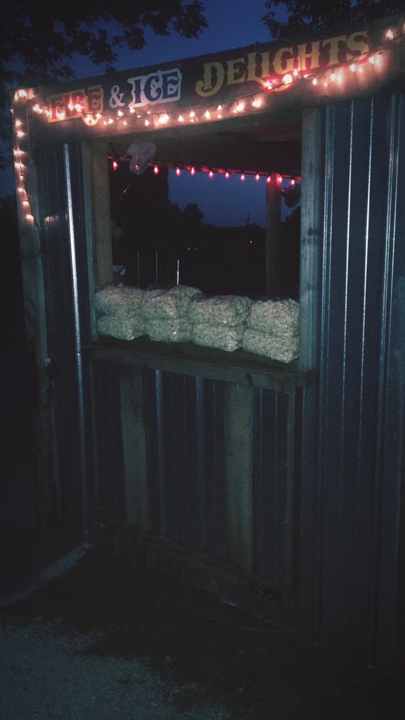 morninglory515's tweet photo. It’s closing time in 15 minutes. Get your last minute bags of Kettle Corn or a night cap Lemon Shake-up at Fire &amp; Ice Delights before you binge watch Netflix. 🥤🍿#FireAndIce #Netflix #Foodshack #KettleCorn #LemonShakeUp https://t.co/UlLKcj8GA6