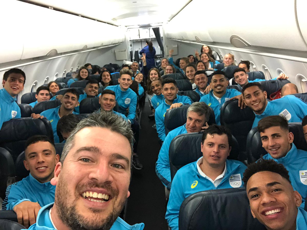 CimarronasUru's tweet photo. En el vuelo rumbo a Lima con la selección de futbol masculino @Uruguay 
#Panamericanos2019 https://t.co/Jv8scOh4RG