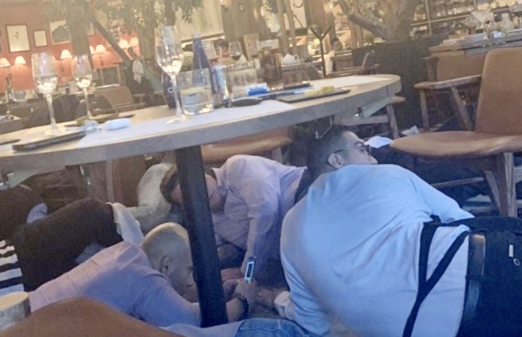 MÁS de 40 BALAZOS, armas largas y cortas, dos hombres ISRAELÍES MUERTOS, un policía BALEADO, una mujer con peluca DETENIDA, dos cómplices armados en fuga, gente gritando y en el piso…
Así la tarde en un Centro Comercial en Ciudad de México…