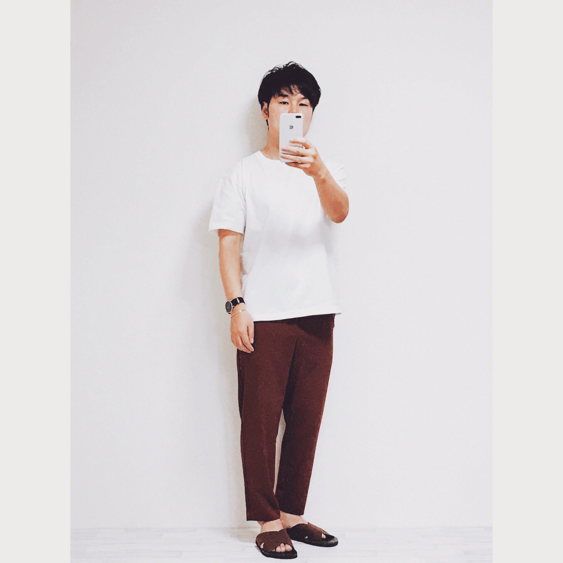 トモ メンズファッションブロガー Pa Twitter エンジ色のパンツをシンプルに合わせました 合わせやすそうで中々難しい色です 明るい色 のトップスを検討していくと合うアイテムが見つかりやすいですよ 夏コーデメンズ メンズファッション エンジパンツ 赤